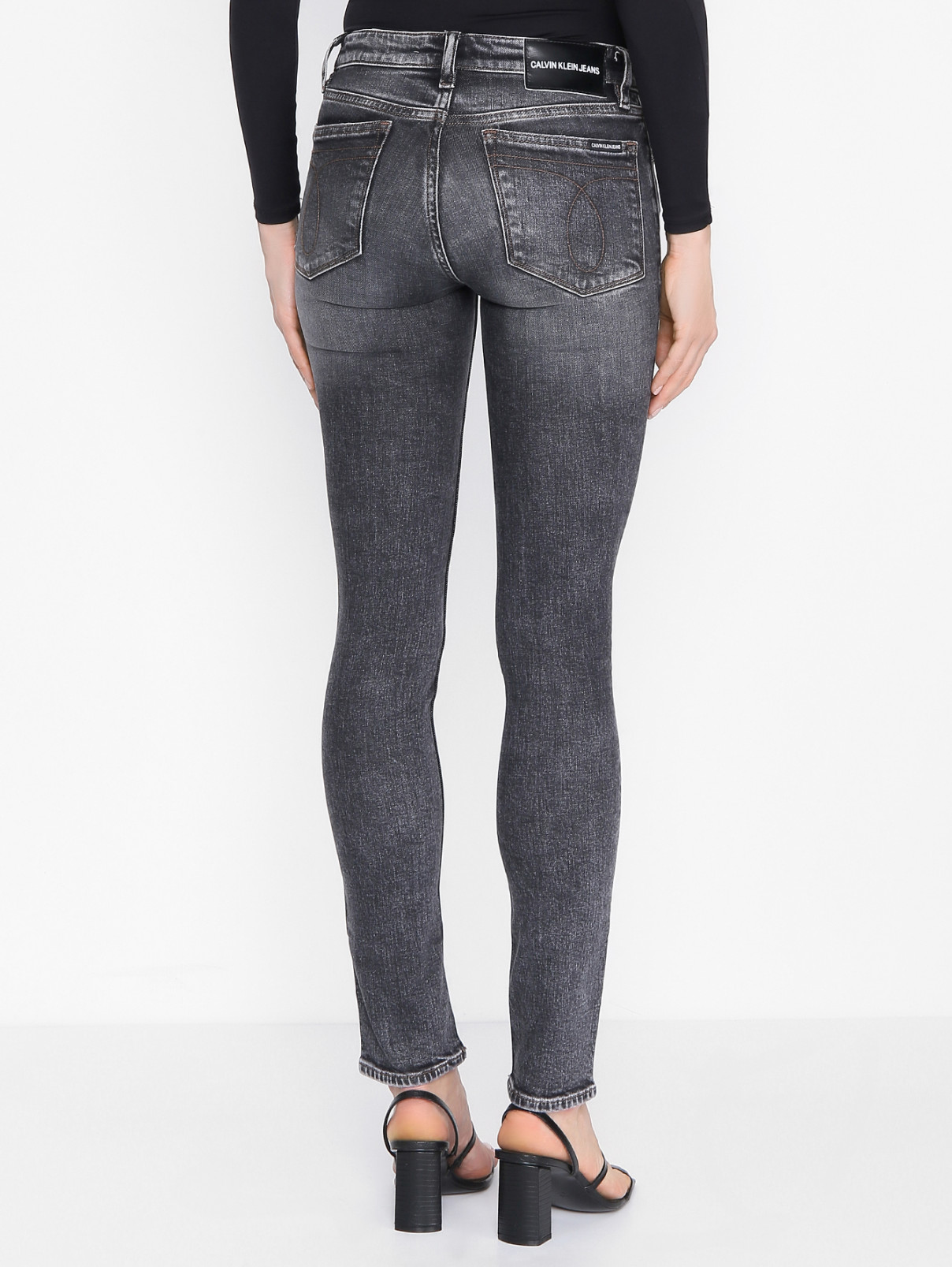Зауженные джинсы из смешанного хлопка Calvin Klein Jeans  –  МодельВерхНиз1