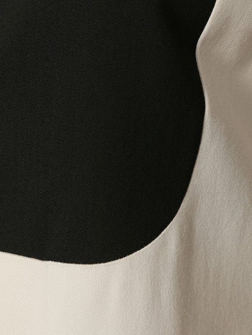 Платье-мини с длинным рукавом и контрастными вставками - Деталь