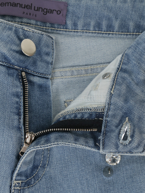 Расклешенные джинсы с декоративной отделкой из кристаллов  - Деталь