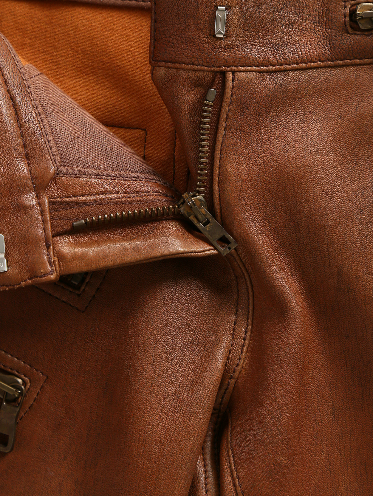 Кожаные брюки BALMAIN  –  Деталь  – Цвет:  Коричневый